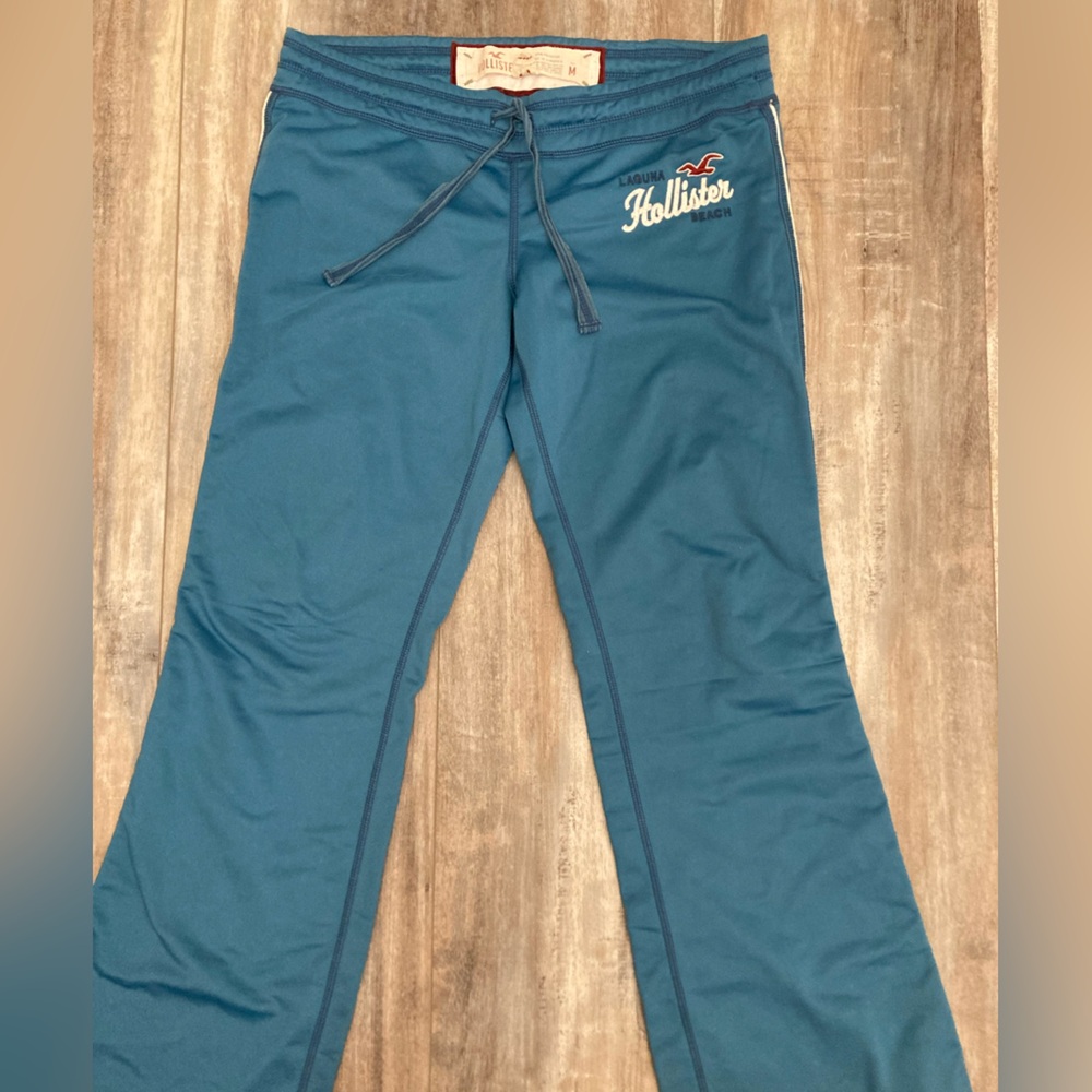 Vintage Y2K Hollister track pants/sweatpants, size Medium
